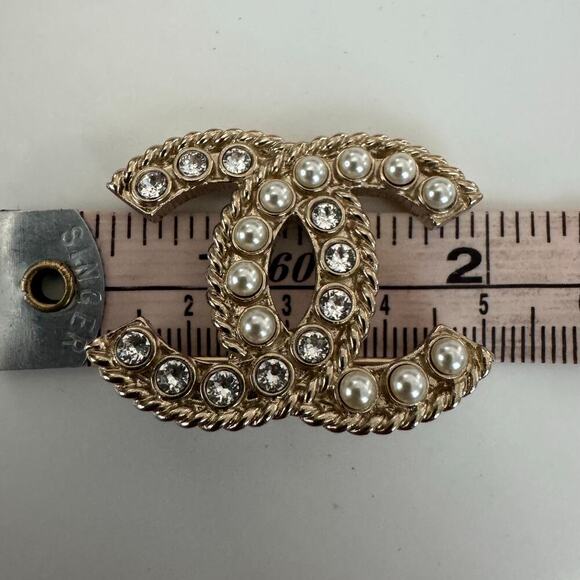 529 Chanel Pearl and Rhinestone Brooch - Picture 6 of 7